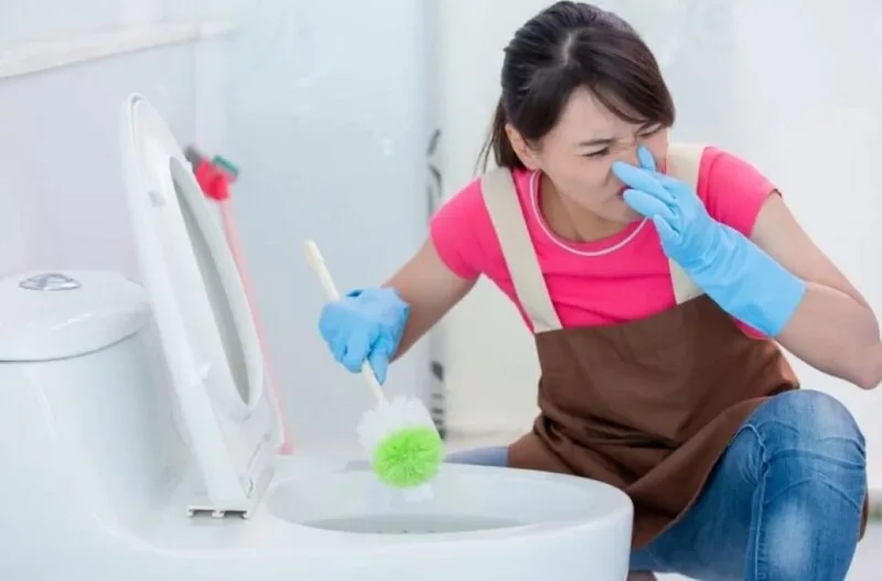 Xử lý bồn cầu bị hôi khi xả nước triệt để, không đục phá nền 2 bồn cầu bị hôi khi xả nước