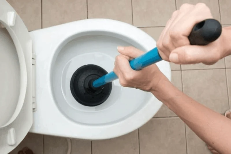 3 cách xử lý bồn cầu nghẹt hỏa tốc, đơn giản, không cần thợ 2 xử lý bồn cầu nghẹt